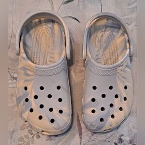 Tie Dye Blue & White Crocs size J5 or women's 7.5